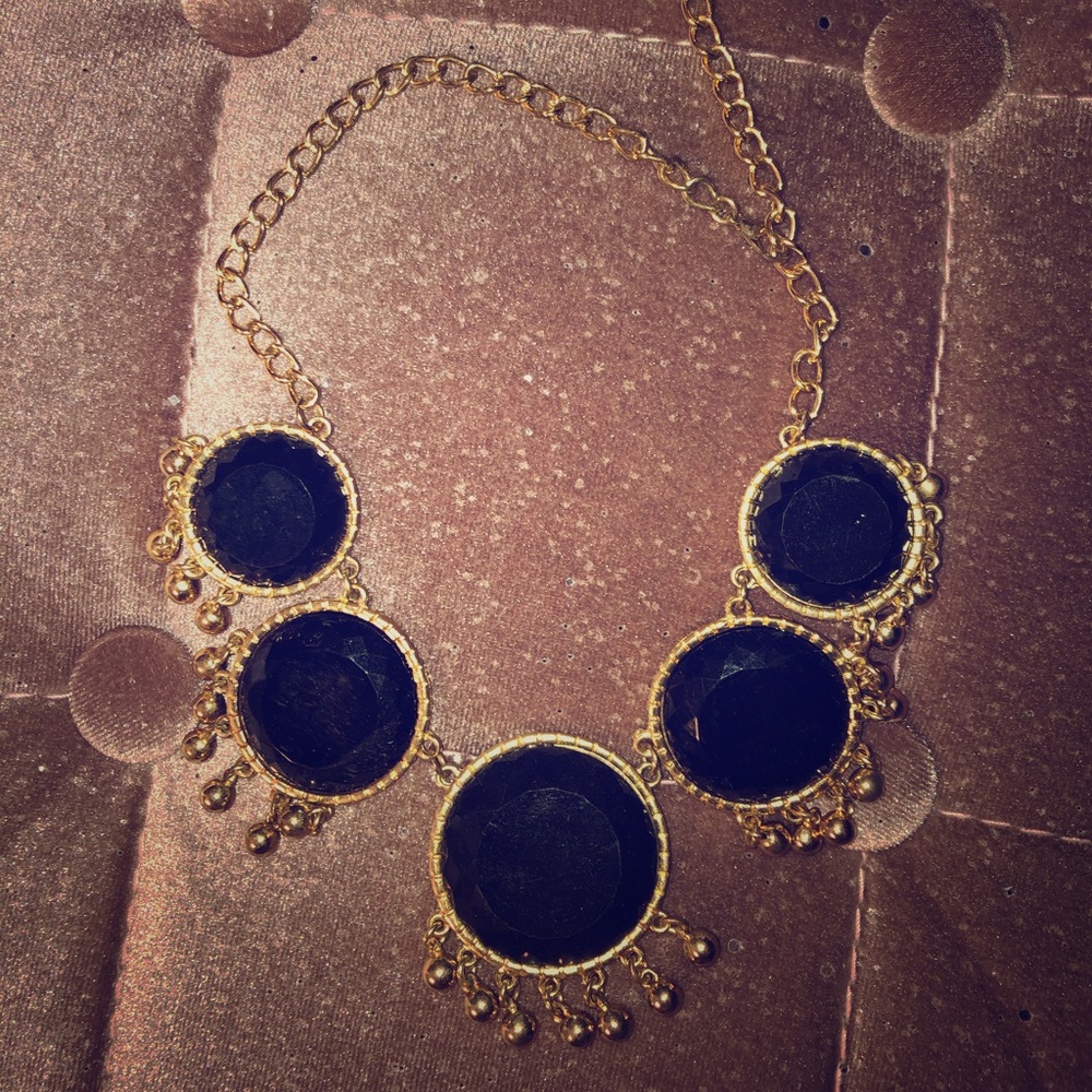 Black and gold statement necklace🌻